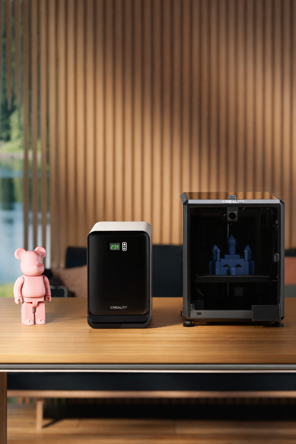 Purificador de Ar Creality - Vers�o FDM ao lado de impressoras 3D