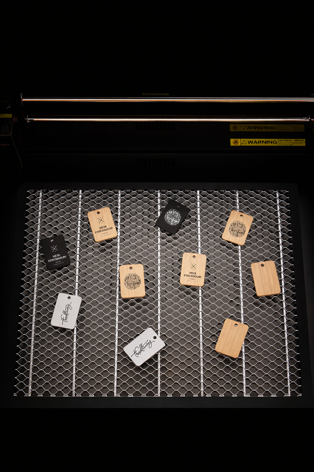 Mesa colmeia em uso com m�quina a laser cortando madeira