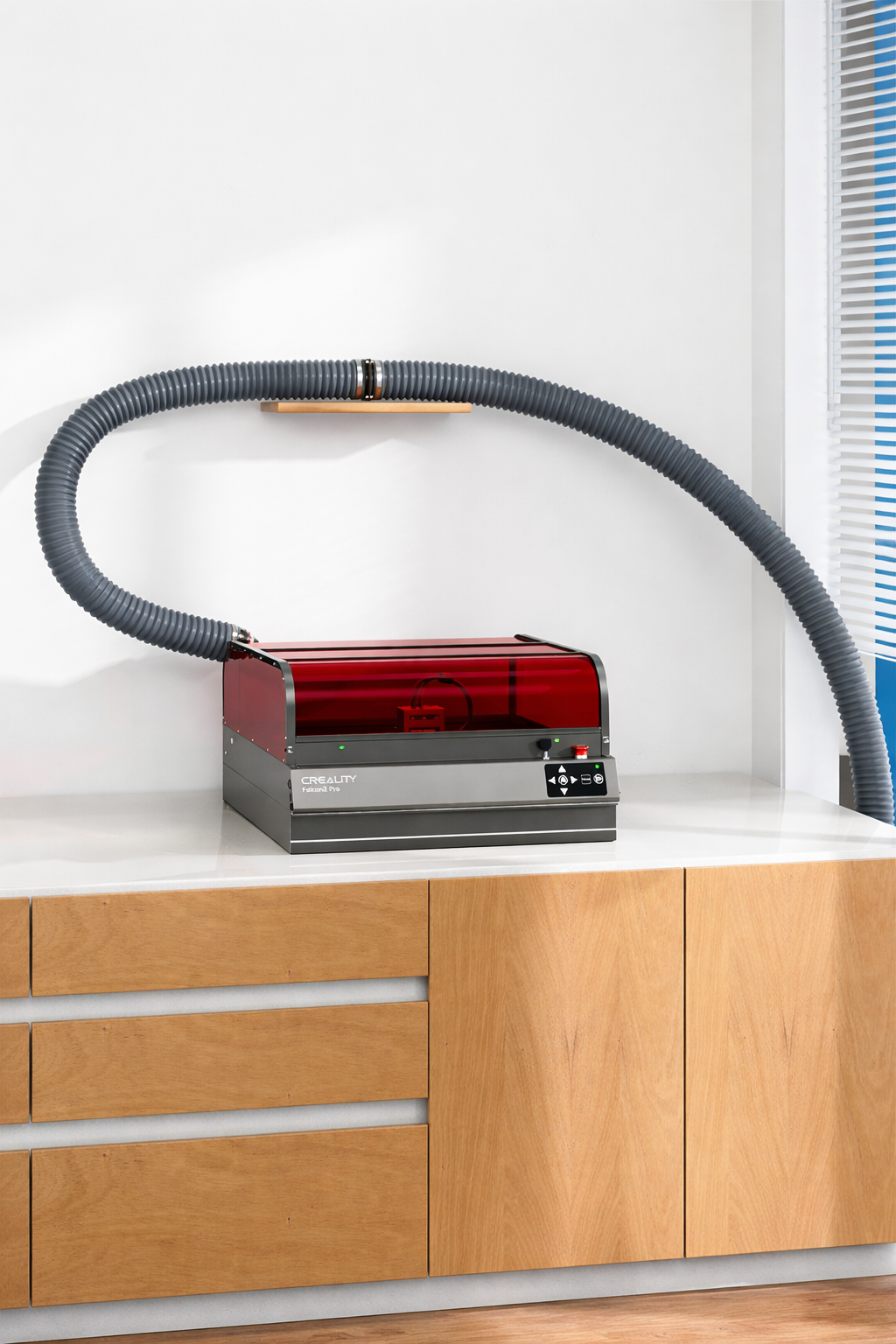 M�quina a laser com extens�o de exaust�o instalada em ambiente organizado