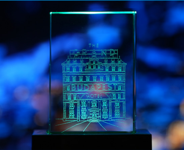 Exemplo de aplica��o do suporte iluminado com Cristal K9 em formato cubo