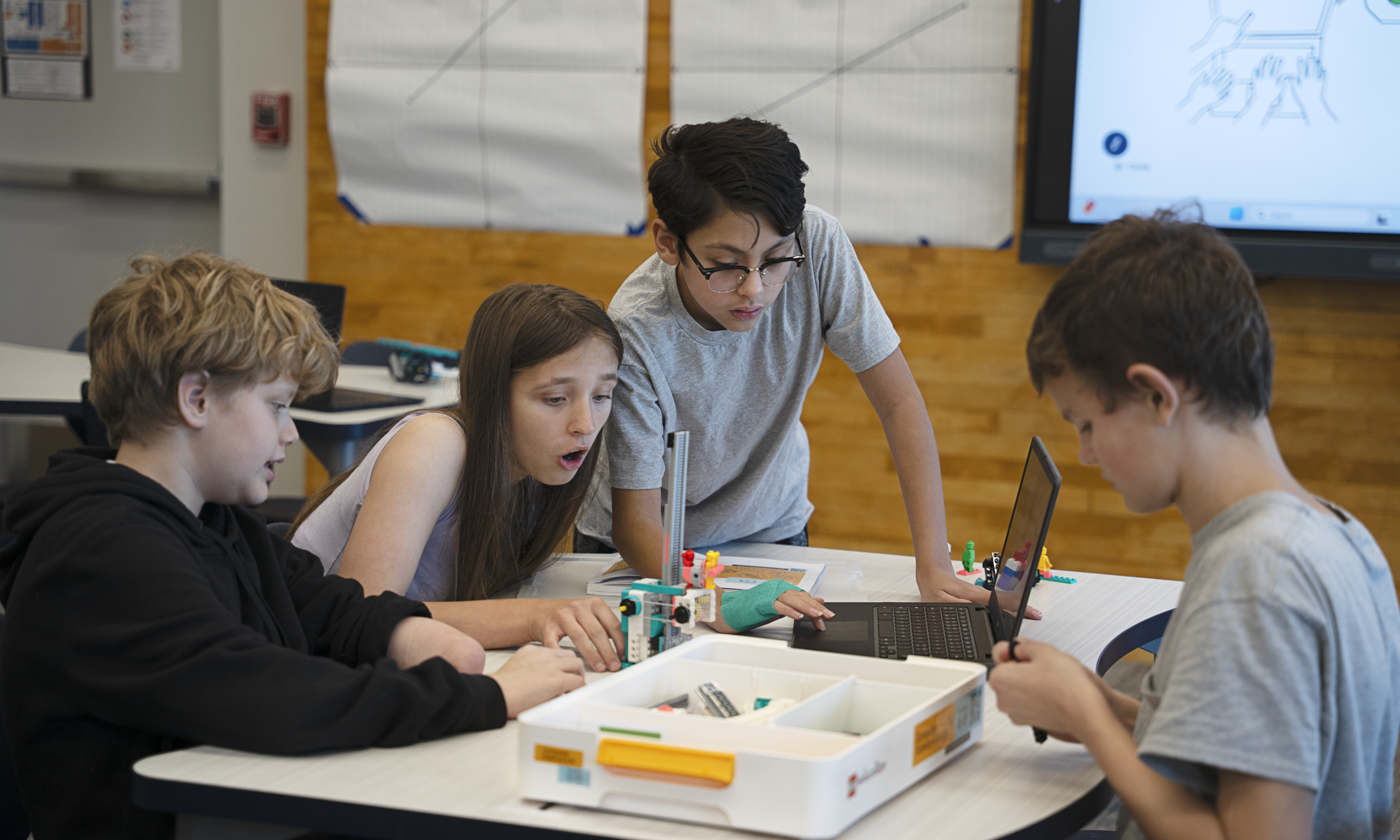 Estudantes trabalhando em grupo com o LEGO Education 45522
